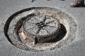 V Neklanově ulici probíhá oprava poklopů kanalizace